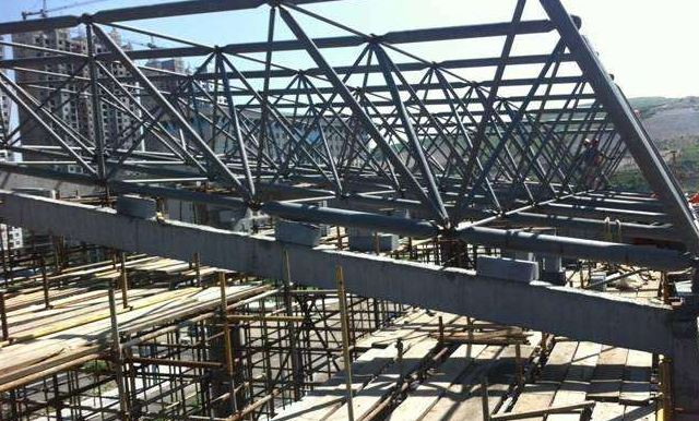 武汉简述网架公司的黑色压型钢板的吊装步履